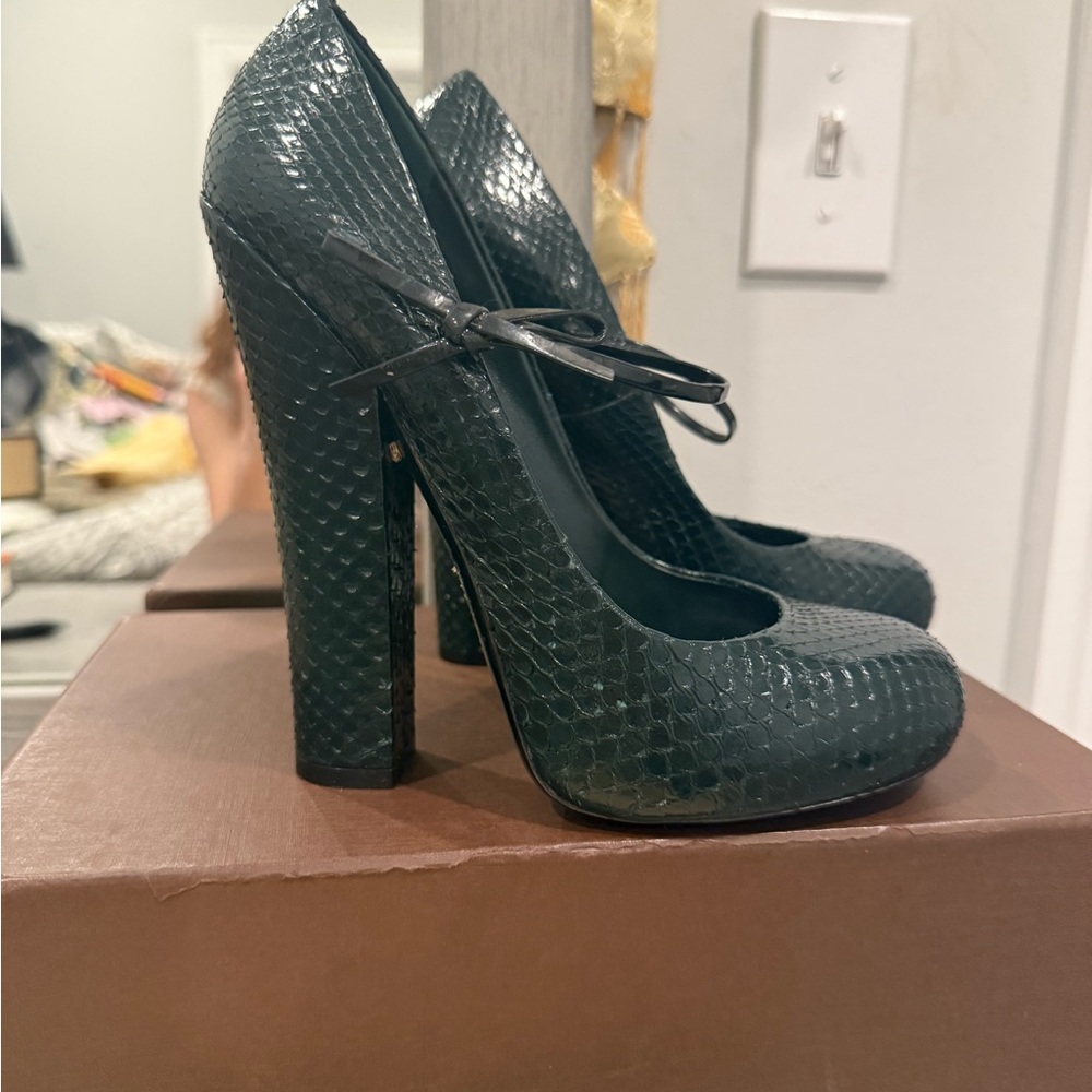 ***SOLD*** Louis Vuitton Fall 2011 Green Python Fetish Pumps